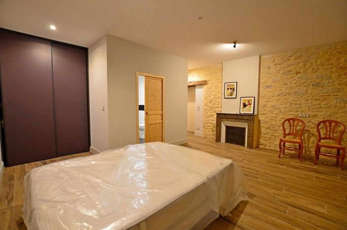 Image No.24-7 Bed Property for sale