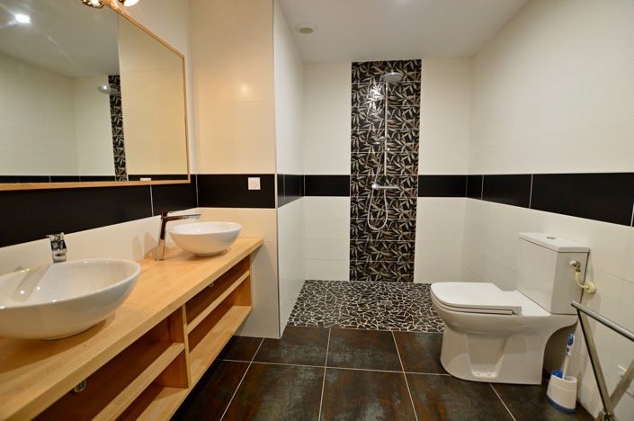 Image No.25-7 Bed Property for sale