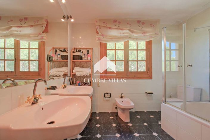 Image No.35-5 Bed Country House for sale