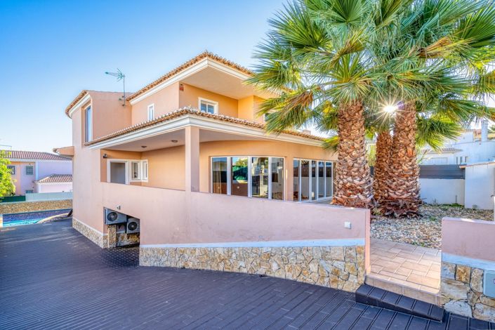 Image No.2-6 Bed Villa for sale