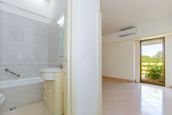 Image No.12-3 Bed Townhouse for sale