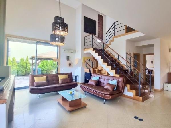 Image No.2-4 Bed Villa for sale