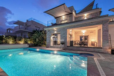 6 Bed Villa for sale