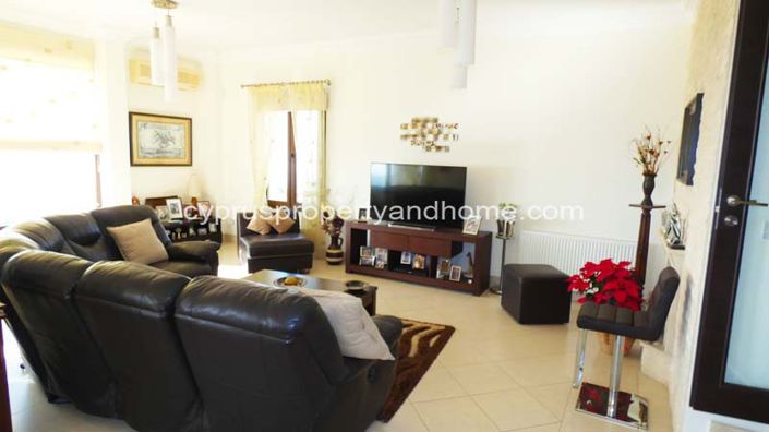 Image No.2-5 Bed Villa for sale