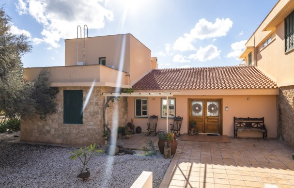 Image No.2-6 Bed Villa for sale