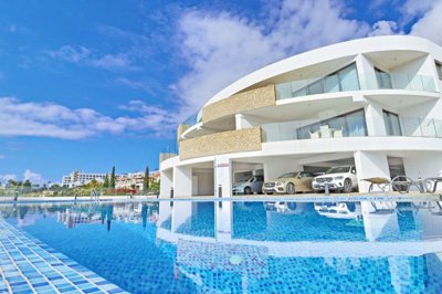 1 - Coral Bay, Apartment