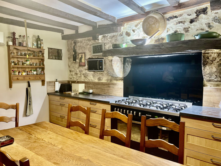 Image No.18-15 Bed Property for sale