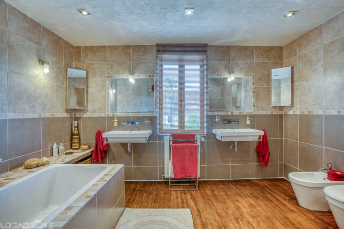 Image No.15-4 Bed House for sale