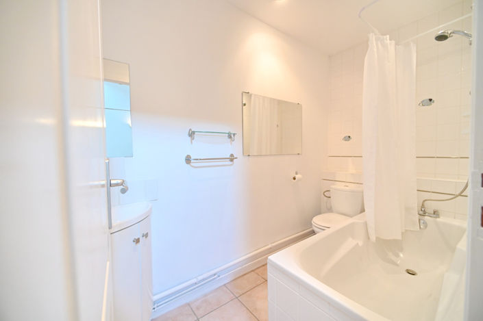 Image No.8-8 Bed House for sale