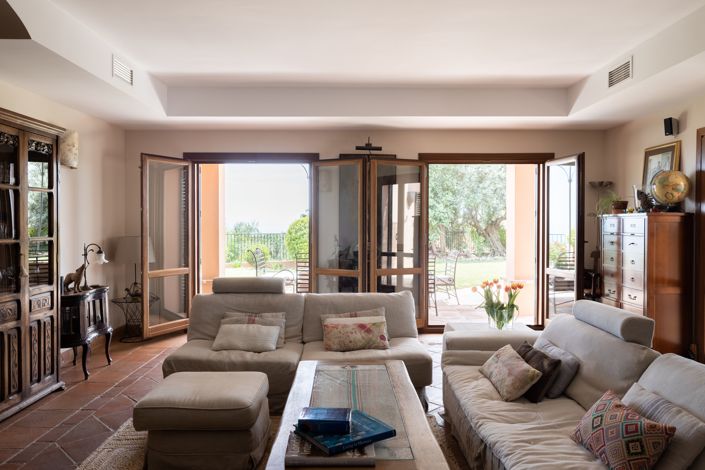 Image No.1-4 Bed Villa for sale