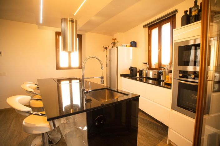 Image No.25-4 Bed Property for sale