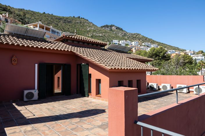 Image No.20-7 Bed House for sale