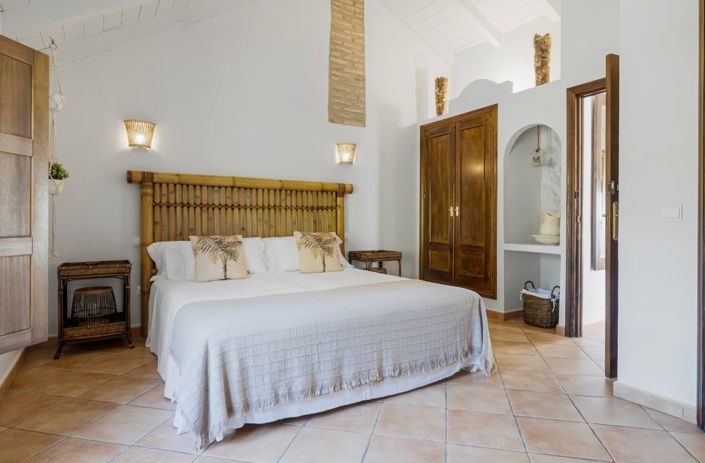 Image No.12-9 Bed Townhouse for sale