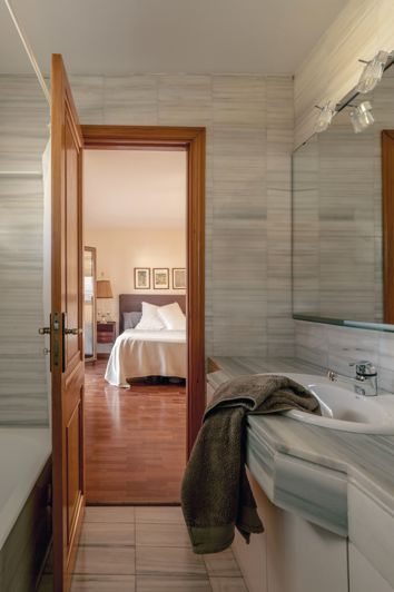 Image No.30-5 Bed Townhouse for sale