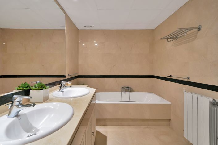 Image No.24-3 Bed Apartment for sale