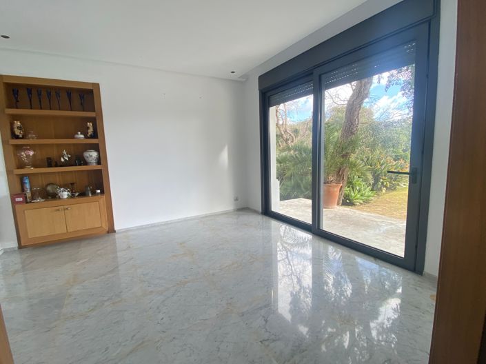 Image No.16-5 Bed House for sale