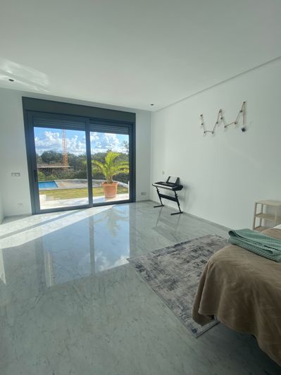 Image No.24-5 Bed House for sale