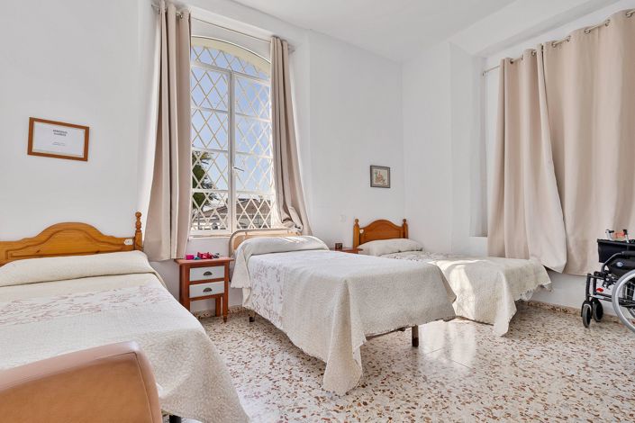 Image No.27-12 Bed Property for sale