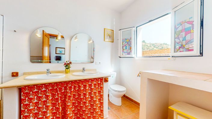 Image No.16-6 Bed Townhouse for sale