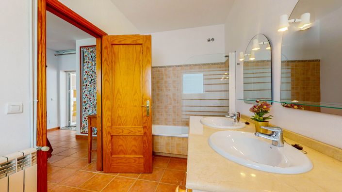 Image No.17-6 Bed Townhouse for sale