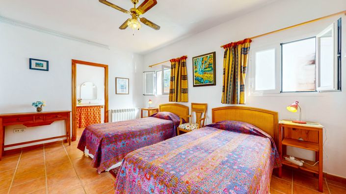 Image No.20-6 Bed Townhouse for sale