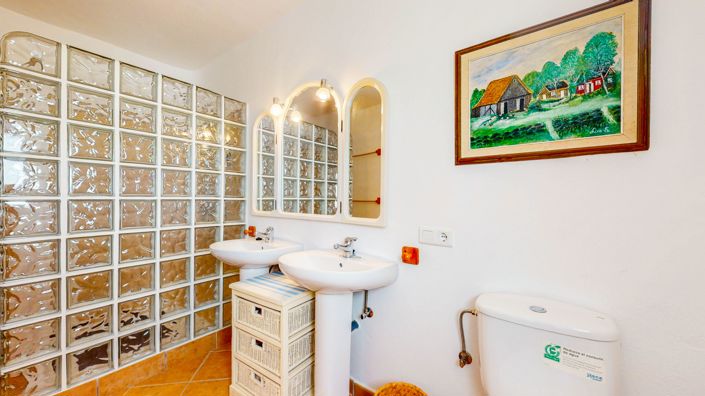 Image No.24-6 Bed Townhouse for sale