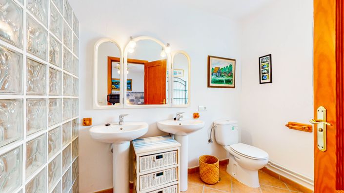 Image No.26-6 Bed Townhouse for sale