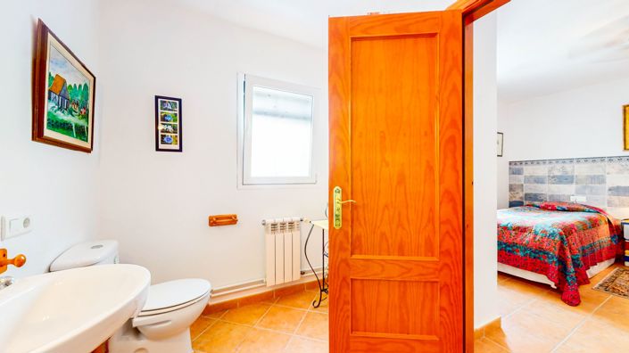 Image No.27-6 Bed Townhouse for sale