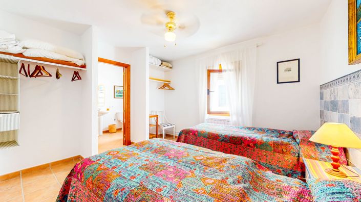 Image No.30-6 Bed Townhouse for sale