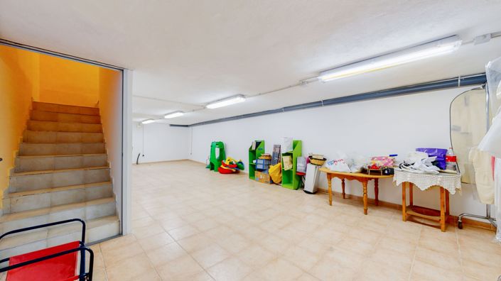 Image No.10-1 Bed Commercial for sale