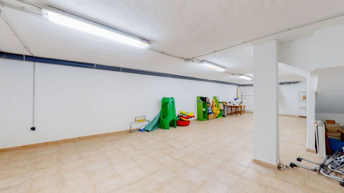 Image No.11-1 Bed Commercial for sale