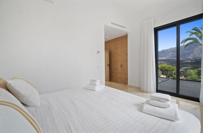 Image No.17-5 Bed House for sale