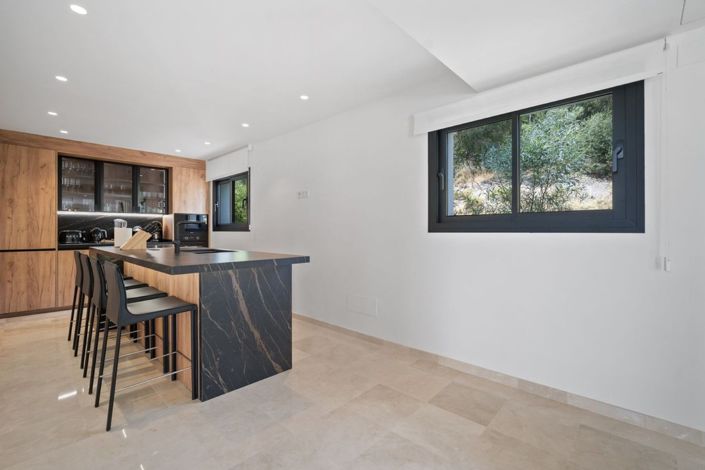 Image No.8-5 Bed House for sale