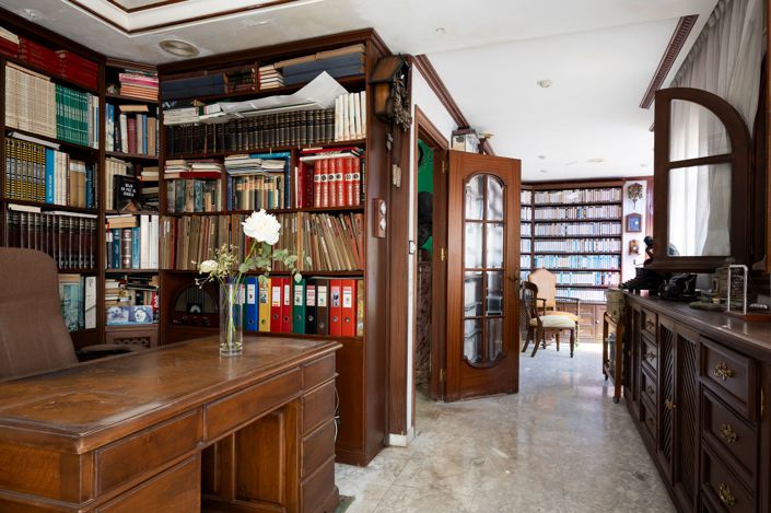 Image No.8-8 Bed House for sale