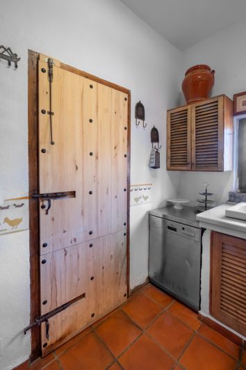 Image No.16-6 Bed House for sale