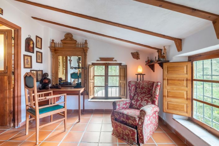 Image No.27-6 Bed House for sale