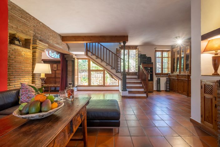 Image No.6-6 Bed House for sale