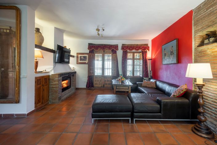 Image No.8-6 Bed House for sale