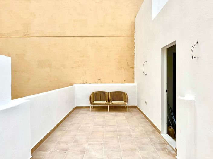 Image No.18-6 Bed Property for sale