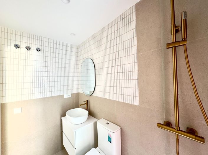 Image No.19-6 Bed Property for sale