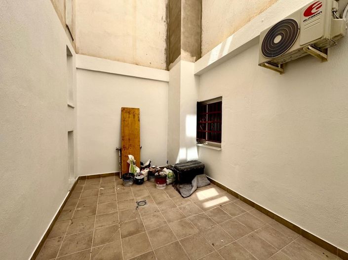 Image No.24-6 Bed Property for sale