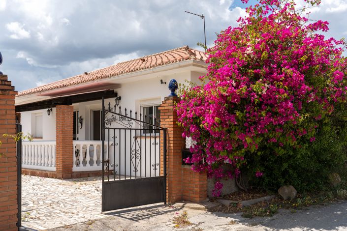 Image No.1-4 Bed House for sale