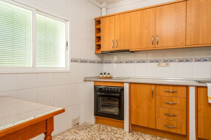 Image No.8-5 Bed House for sale