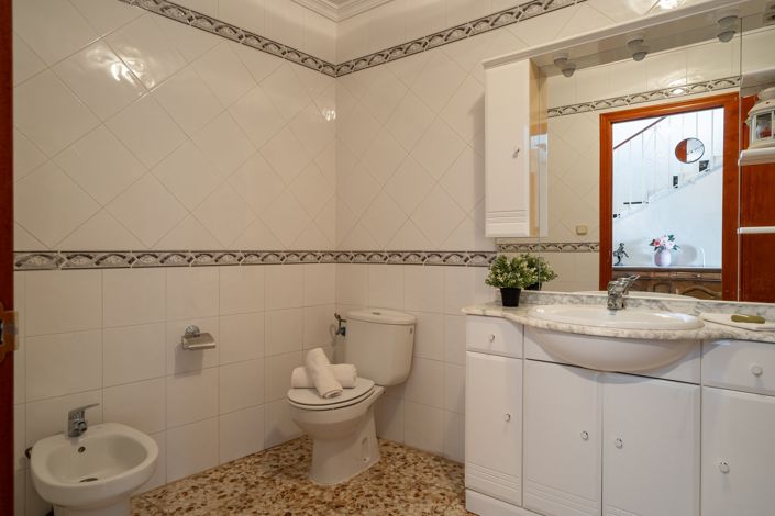 Image No.10-5 Bed House for sale