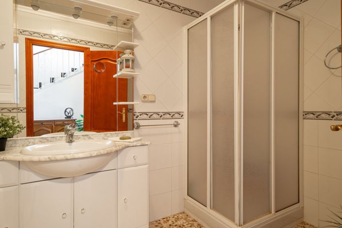 Image No.11-5 Bed House for sale