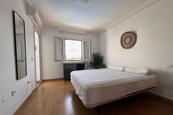 Image No.17-5 Bed Townhouse for sale