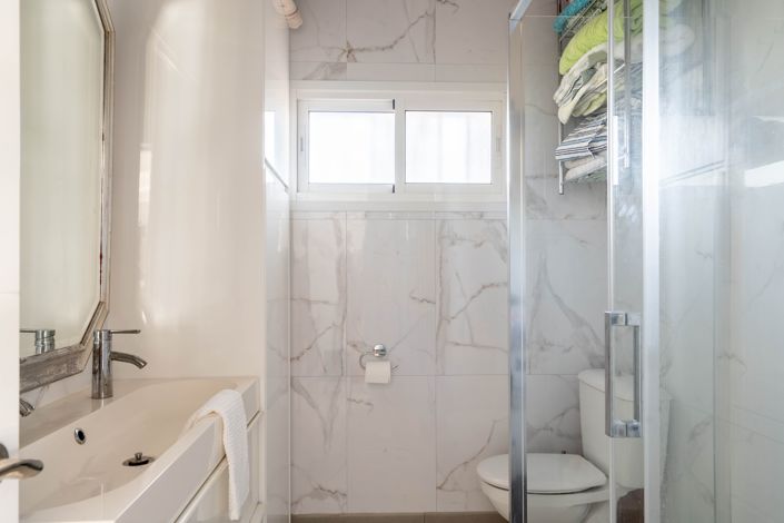 Image No.18-2 Bed House for sale