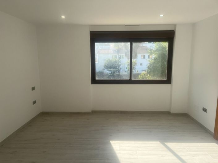 Image No.18-4 Bed House for sale