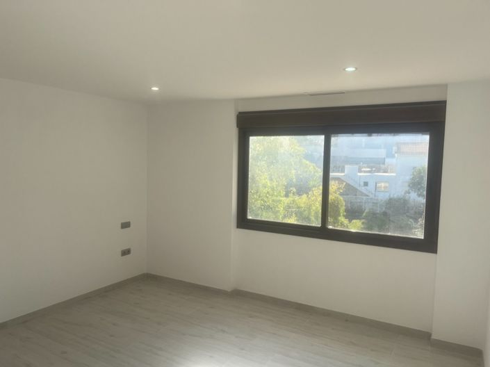 Image No.27-4 Bed House for sale