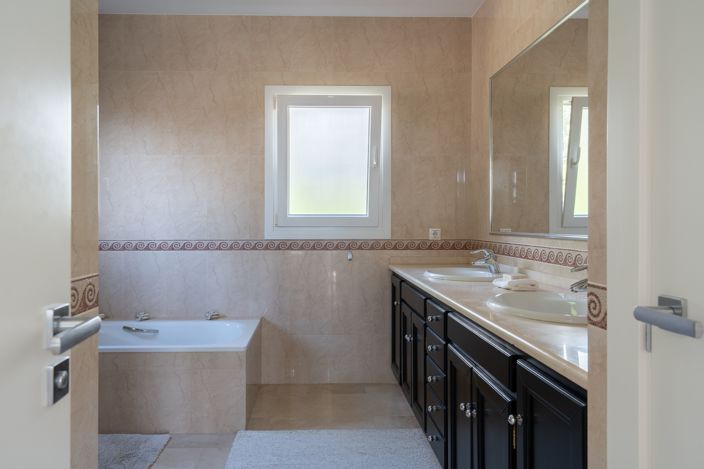 Image No.20-7 Bed Villa for sale